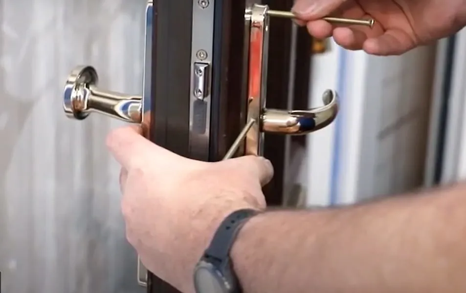 Installing a door handle with a screwdriver