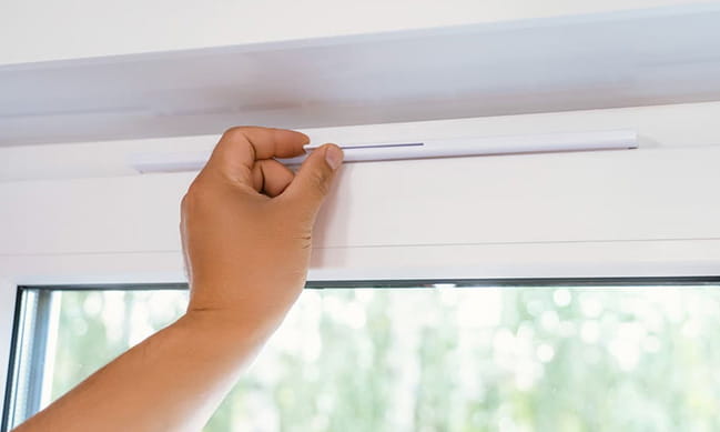 Hand adjusting Everest window component