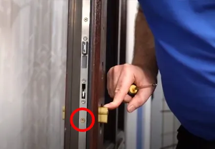 Screwdriver tightening door security screw